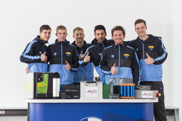 Das Team von Jewo Batterietechnik präsentiert ein Teil ihrer Produktpalette. Bild © Jewo GmbH