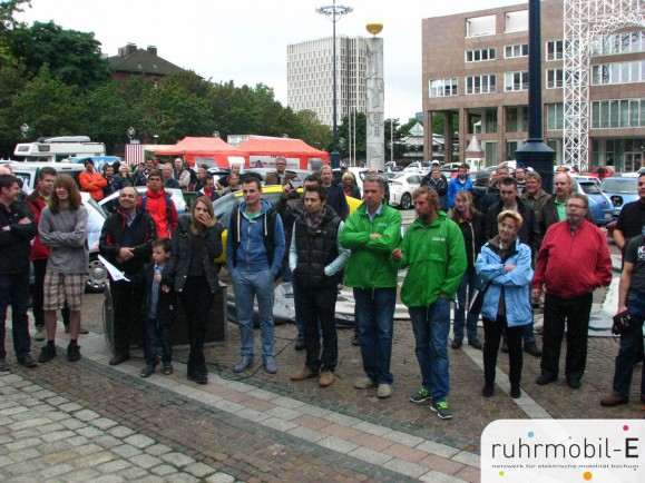 In Dortmund werden Teilnehmer und Autos herzlich begrüßt. Photo © Gerd-Uwe Funk.