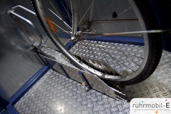 Die Kippvorrichtung stellt fest, ob ein Rad in der Kabine ist. Bild © Ernesto Ruge.